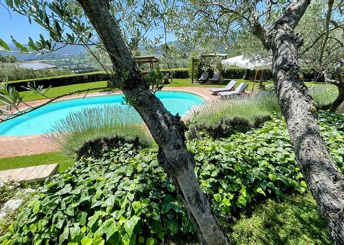 Vila Spoleto Tranquilita Sleeps 16 With Wifi Pool Yoga Gardens And Views