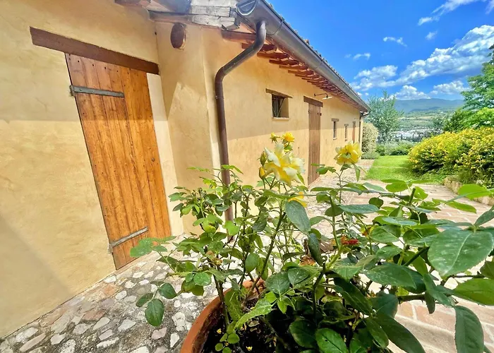 Vila Spoleto Tranquilita Sleeps 16 With Wifi Pool Yoga Gardens And Views